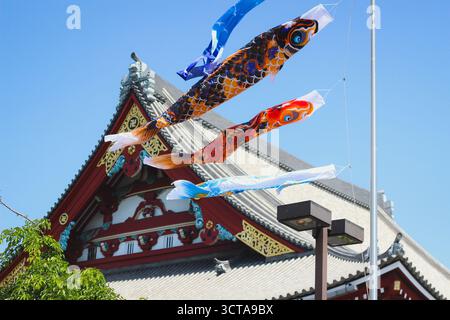 Coloratissimi aquiloni che volano sopra il Santuario di Asakusa a Tokyo Foto Stock