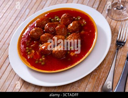 Polpette con verdure all'orto, cotte in salsa di pomodoro Foto Stock