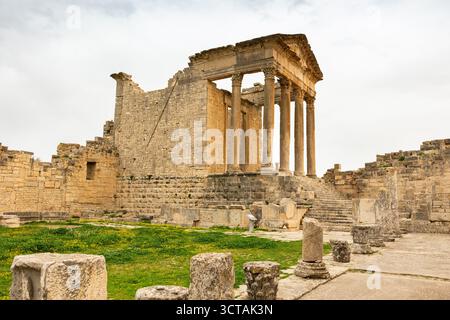 Resti del Campidoglio tra le rovine dell'antica Dougga in Tunisia Foto Stock