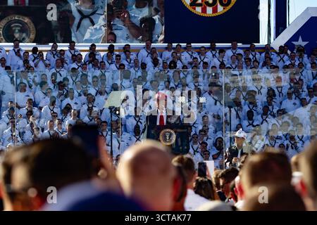 Norfolk, Virginia - 5 ottobre 2025: Il presidente DEGLI STATI UNITI Donald Trump pronuncia le sue osservazioni alla celebrazione della Marina americana 250: Titans of the Sea. (Foto di Tom Hudson/Sipa USA) credito: SIPA USA/Alamy Live News Foto Stock