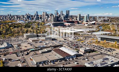 Vista aerea panoramica del paesaggio autunnale con vista sul cortile dei lavori pubblici e sui monumenti del centro di Calgary, Alberta, Canada. Foto Stock
