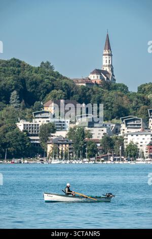 Lago Annecy, Francia. Scene d'estate sul lago di Annecy, adiacente alla città alpina di Annecy. Foto Stock