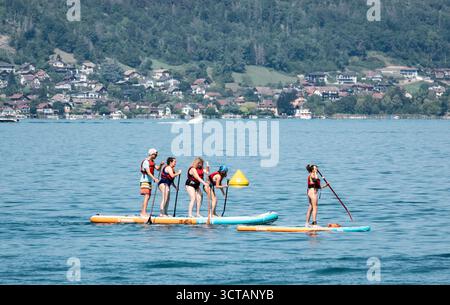 Lago Annecy, Francia. Scene d'estate sul lago di Annecy, adiacente alla città alpina di Annecy. Foto Stock