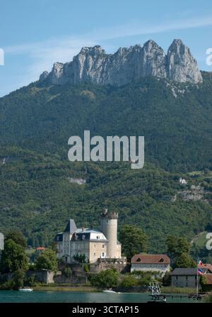 Lago Annecy, Francia. Scene d'estate sul lago di Annecy, adiacente alla città alpina di Annecy. Foto Stock