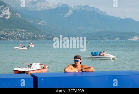 Lago Annecy, Francia. Scene d'estate sul lago di Annecy, adiacente alla città alpina di Annecy. Foto Stock