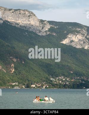 Lago Annecy, Francia. Scene d'estate sul lago di Annecy, adiacente alla città alpina di Annecy. Foto Stock