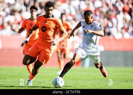 Siviglia, Espagne. 5 ottobre 2025. Ronald ARAUJO del Barcellona e Alexis SANCHEZ del Siviglia FC durante la partita di calcio LaLiga del campionato spagnolo tra Siviglia FC e FC Barcelona il 5 ottobre 2025 allo stadio Ramon Sanchez-Pizjuan di Siviglia, Spagna - foto Rafael Roman/Matthieu Mirville/DPPI credito: DPPI Media/Alamy Live News Foto Stock
