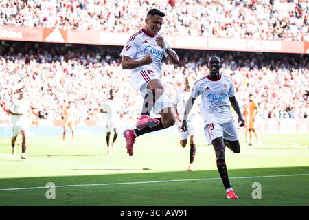 Siviglia, Spagna, Spagna. 5 ottobre 2025. Alexis SANCHEZ del Sevilla FC festeggia il suo gol con il Batista MENDY del Sevilla FC durante la partita di LaLiga tra Sevilla FC e FC Barcelona al Ramon Sanchez-Pizjuan Stadium il 5 ottobre 2025 a Siviglia, Spagna. Rafael Roman (immagine di credito: © Matthieu Mirville/ZUMA Press Wire) SOLO PER USO EDITORIALE! Non per USO commerciale! Foto Stock