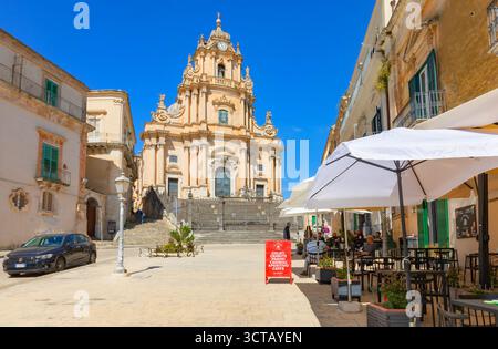 Turisti seduti in ristoranti locali nella piazza principale, Ragusa Ibla, provincia di Ragusa, Sicilia, Italia Foto Stock