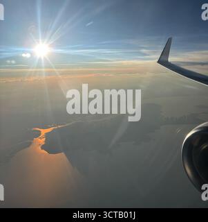 Sorvolando Hinchinbrook Island, l'estremità meridionale del canale Hinchinbrook e l'ombra del tardo pomeriggio dal monte Bowen, Munamudanamy, Queensland, Australia Foto Stock