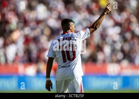 Siviglia, Espagne. 5 ottobre 2025. Alexis SANCHEZ del Sevilla FC celebra il suo gol durante il campionato spagnolo di calcio LaLiga tra Sevilla FC e FC Barcelona il 5 ottobre 2025 allo stadio Ramon Sanchez-Pizjuan di Siviglia, Spagna - foto Rafael Roman/Matthieu Mirville/DPPI Credit: DPPI Media/Alamy Live News Foto Stock