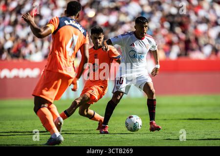 Siviglia, Espagne. 5 ottobre 2025. Pedro GONZALEZ LOPEZ (Pedri) del Barcellona e Alexis SANCHEZ del Siviglia FC durante il campionato spagnolo di calcio LaLiga tra Siviglia FC e FC Barcelona il 5 ottobre 2025 allo stadio Ramon Sanchez-Pizjuan di Siviglia, Spagna - foto Rafael Roman/Matthieu Mirville/DPPI credito: DPPI Media/Alamy Live News Foto Stock