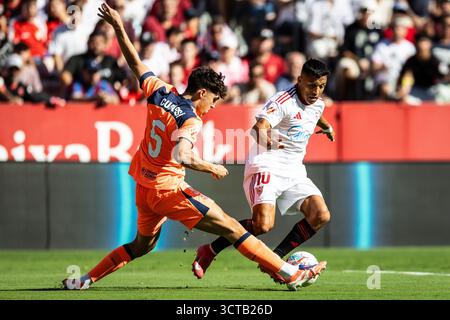 Siviglia, Espagne. 5 ottobre 2025. Pau CUBARSI di Barcellona e Alexis SANCHEZ di Siviglia FC durante la partita di calcio LaLiga del campionato spagnolo tra Siviglia FC e FC Barcelona il 5 ottobre 2025 allo stadio Ramon Sanchez-Pizjuan di Siviglia, Spagna - foto Rafael Roman/Matthieu Mirville/DPPI credito: DPPI Media/Alamy Live News Foto Stock