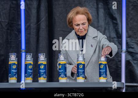 Londra, Regno Unito. 5 ottobre 2025. Mala Tribich, sopravvissuta all'Olocausto di 95 anni, accende una candela in memoria degli ebrei israeliani assassinati due anni fa il 7 ottobre da Hamas. A meno di una settimana dall'attacco di Manchester a una sinagoga, migliaia di ebrei di Londra si sono incontrati in occasione di un grande evento commemorativo in Trafalgar Square, in piena sicurezza, per celebrare il secondo anniversario dei tragici eventi del 7 ottobre, che hanno scatenato l'attuale conflitto di Gaza. (Foto di Lab Ky Mo/SOPA Images/Sipa USA) credito: SIPA USA/Alamy Live News Foto Stock