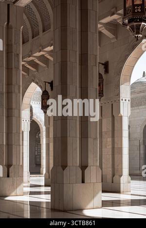 La magnifica architettura della grande Moschea del Sultano Qaboos a Mascate, Oman, la splendida architettura islamica, la luce e l'ombra. Foto Stock