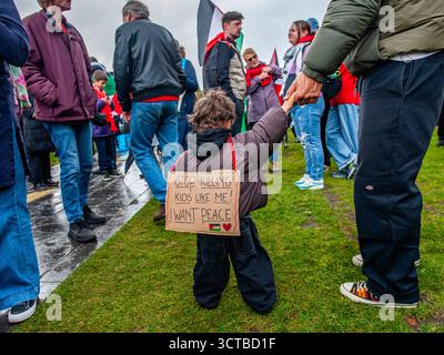 5 ottobre, Amsterdam. Circa 250.000 persone hanno marciato in una massiccia protesta ad Amsterdam, chiedendo al governo olandese di assumere una posizione più ferma contro Israele e di contribuire a porre fine alla violenza genocida a Gaza. Foto Stock