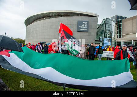 5 ottobre, Amsterdam. Circa 250.000 persone hanno marciato in una massiccia protesta ad Amsterdam, chiedendo al governo olandese di assumere una posizione più ferma contro Israele e di contribuire a porre fine alla violenza genocida a Gaza. Foto Stock