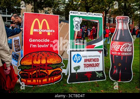 5 ottobre, Amsterdam. Circa 250.000 persone hanno marciato in una massiccia protesta ad Amsterdam, chiedendo al governo olandese di assumere una posizione più ferma contro Israele e di contribuire a porre fine alla violenza genocida a Gaza. Foto Stock