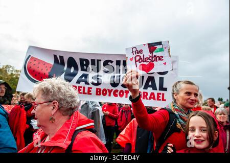 5 ottobre, Amsterdam. Circa 250.000 persone hanno marciato in una massiccia protesta ad Amsterdam, chiedendo al governo olandese di assumere una posizione più ferma contro Israele e di contribuire a porre fine alla violenza genocida a Gaza. Foto Stock