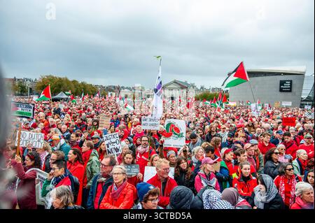 5 ottobre, Amsterdam. Circa 250.000 persone hanno marciato in una massiccia protesta ad Amsterdam, chiedendo al governo olandese di assumere una posizione più ferma contro Israele e di contribuire a porre fine alla violenza genocida a Gaza. Foto Stock