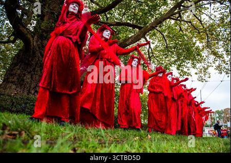 5 ottobre, Amsterdam. Circa 250.000 persone hanno marciato in una massiccia protesta ad Amsterdam, chiedendo al governo olandese di assumere una posizione più ferma contro Israele e di contribuire a porre fine alla violenza genocida a Gaza. Foto Stock
