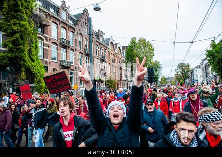 5 ottobre, Amsterdam. Circa 250.000 persone hanno marciato in una massiccia protesta ad Amsterdam, chiedendo al governo olandese di assumere una posizione più ferma contro Israele e di contribuire a porre fine alla violenza genocida a Gaza. Foto Stock