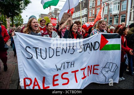 5 ottobre, Amsterdam. Circa 250.000 persone hanno marciato in una massiccia protesta ad Amsterdam, chiedendo al governo olandese di assumere una posizione più ferma contro Israele e di contribuire a porre fine alla violenza genocida a Gaza. Foto Stock