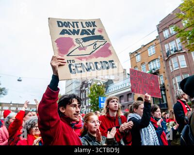 5 ottobre, Amsterdam. Circa 250.000 persone hanno marciato in una massiccia protesta ad Amsterdam, chiedendo al governo olandese di assumere una posizione più ferma contro Israele e di contribuire a porre fine alla violenza genocida a Gaza. Foto Stock