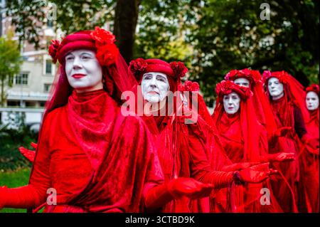5 ottobre, Amsterdam. Circa 250.000 persone hanno marciato in una massiccia protesta ad Amsterdam, chiedendo al governo olandese di assumere una posizione più ferma contro Israele e di contribuire a porre fine alla violenza genocida a Gaza. Foto Stock