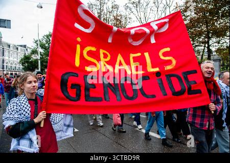 5 ottobre, Amsterdam. Circa 250.000 persone hanno marciato in una massiccia protesta ad Amsterdam, chiedendo al governo olandese di assumere una posizione più ferma contro Israele e di contribuire a porre fine alla violenza genocida a Gaza. Foto Stock