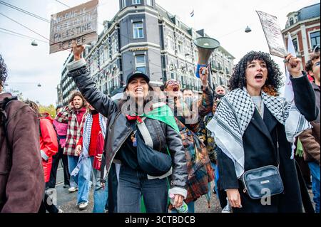 5 ottobre, Amsterdam. Circa 250.000 persone hanno marciato in una massiccia protesta ad Amsterdam, chiedendo al governo olandese di assumere una posizione più ferma contro Israele e di contribuire a porre fine alla violenza genocida a Gaza. Foto Stock