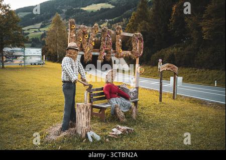 Kunstvolle Heufiguren anlässlich des Bauernherbstes in Wald im Pinzgau am 20.09.2025. // Artful figure di fieno in occasione del Harvest Festival a Wald im Pinzgau il 20 settembre 2025. - 20250920 PD29912 credito: APA-PictureDesk/Alamy Live News Foto Stock
