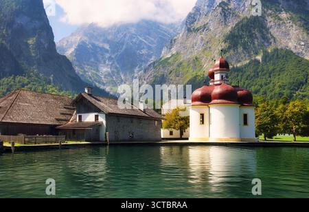 Lago Konigsee con san Bartolomeo chiesa circondata da montagne, Parco Nazionale di Berchtesgaden, Baviera, Germania Foto Stock