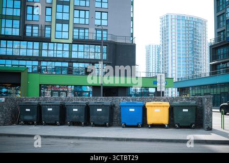 Sito contenitore urbano per la raccolta differenziata dei rifiuti. Foto di alta qualità Foto Stock