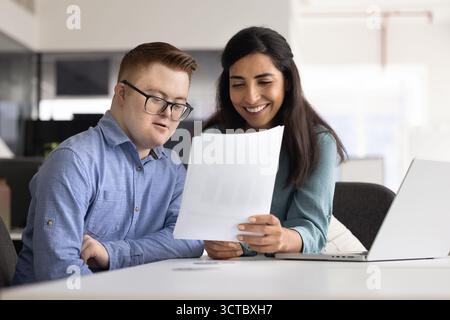 Giovane uomo caucasico adulto con sindrome di Down consulente legale Foto Stock
