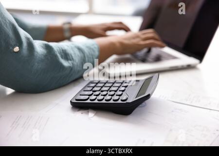 Calcolatrice di fatture cartacee, fatture e report Foto Stock