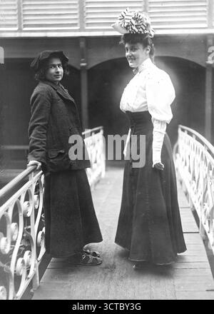 Miss Herxheimer e Miss Kellermann prima di nuotare attraverso Parigi, fotografate ai bagni Deligny, 14 luglio 1906 Foto Stock