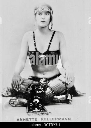 AnnetteKellerman in costume dal film Una figlia degli dei - c1916 Foto Stock