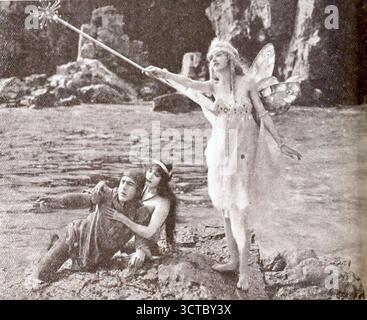 Sempre dal film americano Queen of the Sea (1918) con Hugh Thompson, Annette Kellerman e Beth Ivins (in piedi), a pagina 12 del 30 marzo 1918 Espositori Herald. Foto Stock