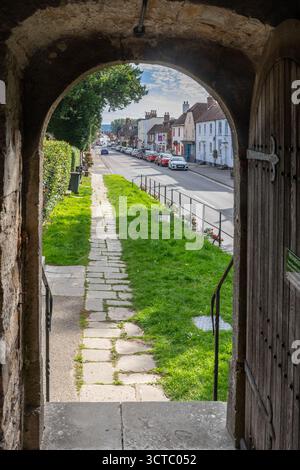 Vista di North Street nella città di Wareham nel Dorset dal portico ad arco della chiesa di San Martino, Inghilterra, Regno Unito Foto Stock