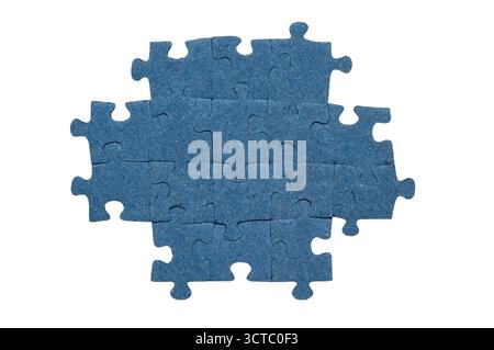 Puzzle blu isolato su bianco. Un pezzo di puzzle messi insieme. Foto Stock