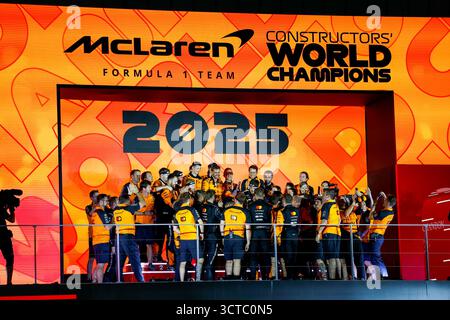 Singapore, Singapour. 5 ottobre 2025. McLaren F1 Team Constructor World Title durante il Gran Premio di Formula 1 di Singapore 2025, 18° round del Campionato del mondo di Formula 1 2025 FIA dal 3 al 5 ottobre 2025 sul circuito di Marina Bay Street, a Singapore - foto DPPI Credit: DPPI Media/Alamy Live News Foto Stock