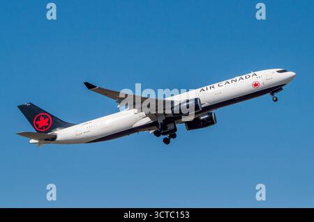 Avión de Línea de largo radio Airbus A330 343X de la aerolínea Air Canada despegando en el aeropuerto de Lisboa con matrícula C-GFUR Foto Stock