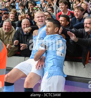 Londra, Regno Unito. 5 ottobre 2025. Brentford V Manchester City - Premier League - Gtech Community Stadium - Londra. Erling Haaland celebra il suo gol tra i tifosi del Manchester City. Crediti immagine: Mark Pain / Alamy Live News Foto Stock