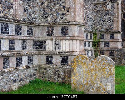 Primo piano dell'esterno in pietra e selce della chiesa di St Mary a Kersey, Suffolk, Regno Unito, che mostra l'architettura medievale inglese della chiesa Foto Stock