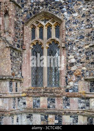 Primo piano dell'esterno in pietra e selce della chiesa di St Mary a Kersey, Suffolk, Regno Unito, che mostra l'architettura medievale inglese della chiesa Foto Stock