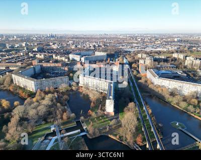 Vista aerea degli iconici appartamenti esagonali che si riflettono nei tranquilli corsi d'acqua, con la linea ferroviaria sopraelevata che attraversa il paesaggio, Bijlmermeer, Olanda settentrionale, Paesi Bassi. Foto Stock