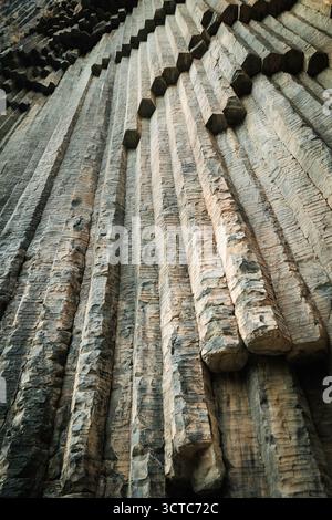 Vista dettagliata delle colonne di basalto rotte nella Gola di Garni, Armenia. La parete di roccia vulcanica rivela erosione, forma e struttura del basalto colonnare nel nat Foto Stock