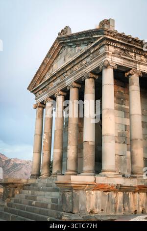 Primo piano dettagliato delle colonne frontali e del frontone del Tempio di Garni in Armenia, che mostra le antiche sculture e la bellezza architettonica Foto Stock