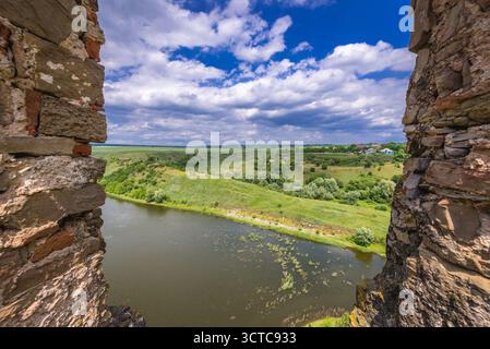 Vista aerea del fiume Zhvanchyk, affluente del Dniester dalle rovine del castello nella città di Zhvanets, Ucraina Foto Stock